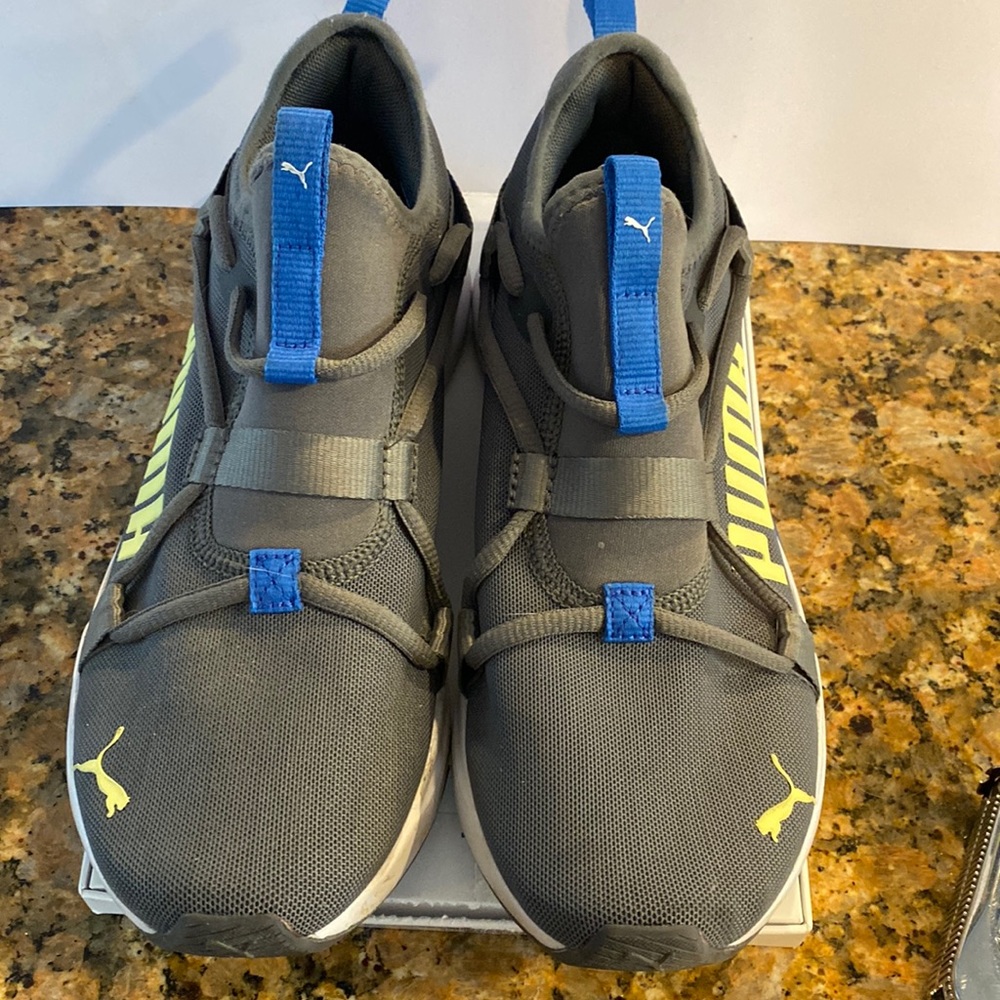 Boys/Men’s Puma slide on sneakers